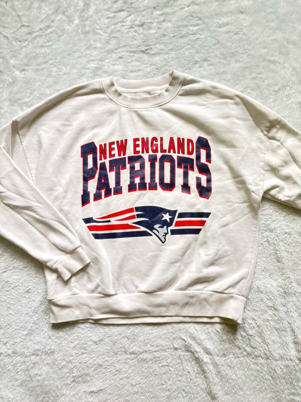 New England Patriots White Graphic Crewneck Sweatshirt - Picture 2 of 4